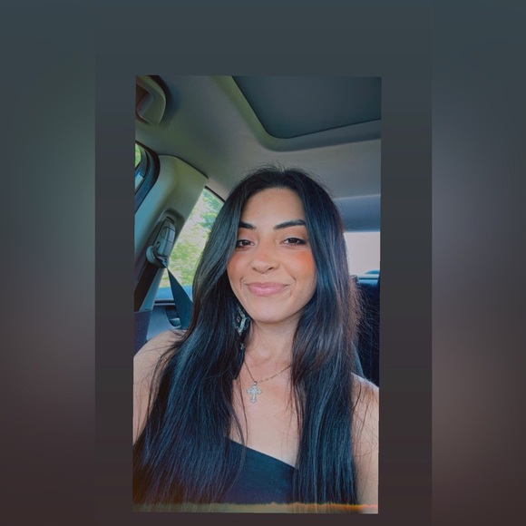 MEET YOUR BESTIE POSHER//sienna nicole davilla alvarado💋 - Picture 1 of 5